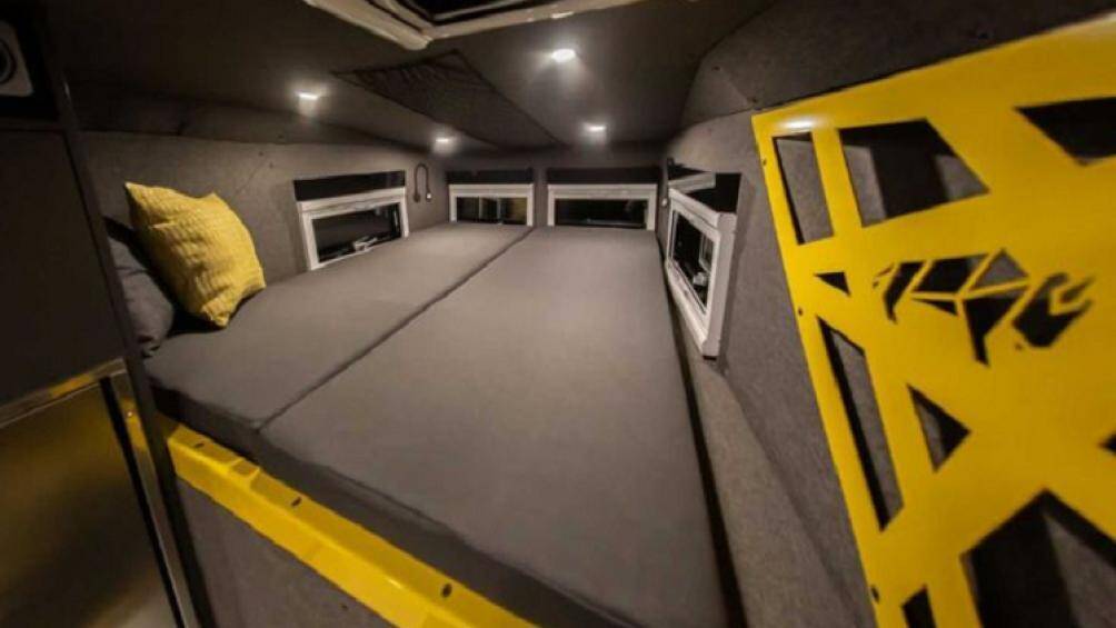 Đối với không gian nội thất, nằm gọn trong hốc tường là một chiếc giường cỡ lớn và chiếc ghế dài có thể chuyển đổi thành giường thứ 2