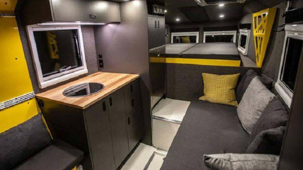 Ngoài ra, xe còn có đầy đủ các tiện nghi của một ngôi nhà, bao gồm: Nhà vệ sinh, bồn rửa nhà bếp, bếp cảm ứng di động, máy bơm nước...