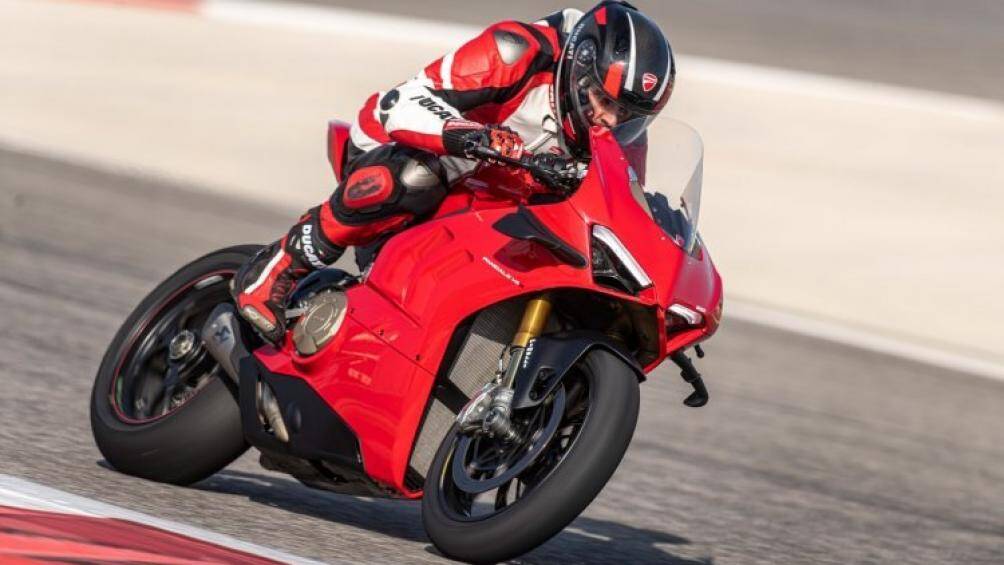 Sự khác nhau cơ bản giữa 2021 Ducati Panigale V4 và V4S là hệ thống treo