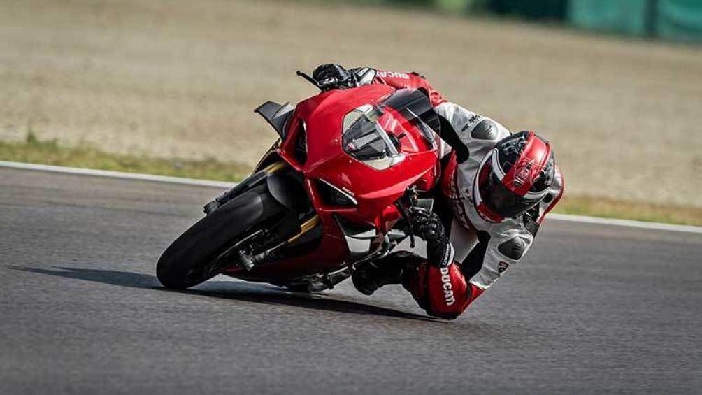 Panigale V4 được thay đổi về khí động học, thiết bị điện tử và cấu trúc giúp tăng khả năng ổn định và phản ứng cho xe như trên đường đua