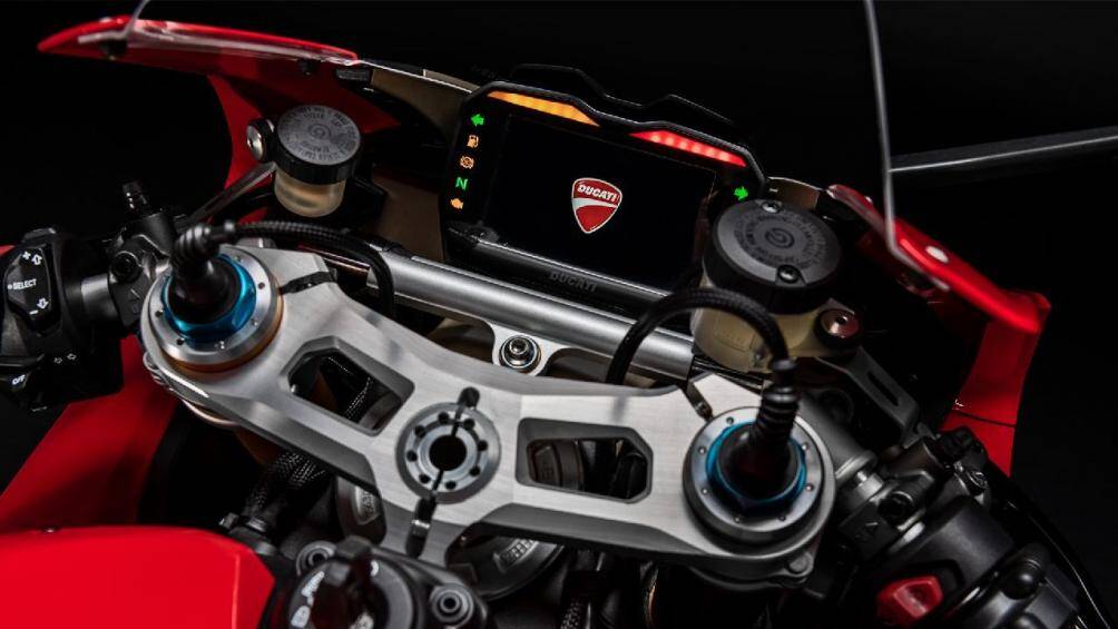 Về động cơ, BS6 Ducati Panigale V4 có phiên bản động cơ được cải tiến Desmosedici Stradale cho công suất tối đa 214 mã lực