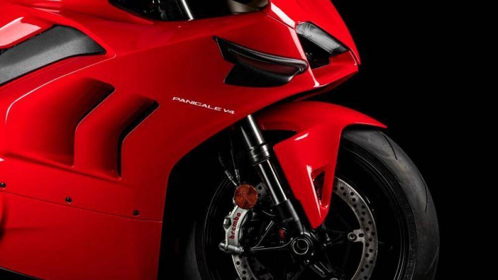 Gói khí động học thế hệ mới trên Panigale V4 bao gồm các tấm cản bên, ốp đèn pha bằng loại nhựa nhiệt dẻo
