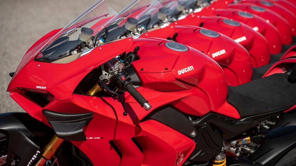 Hãng xe Ý Ducati vừa cho ra mắt ấn phẩm BS6 Ducati Panigale gồm 2 phiên bản V4 và V4S tại thị trường Ấn Độ