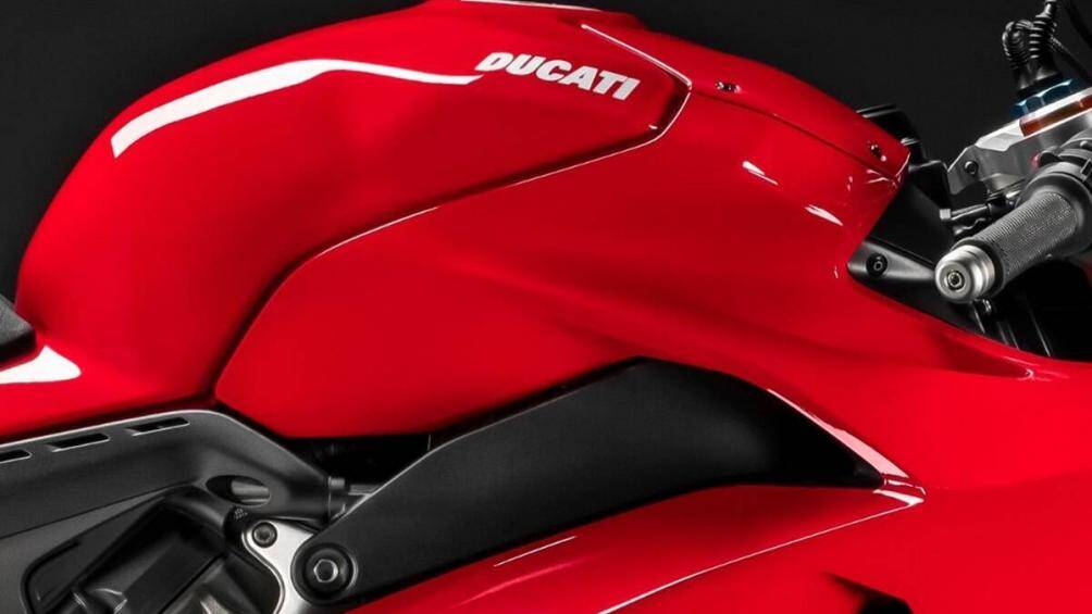 Gói trang bị điện tử trên 2021 Panigale V4 rất hiện đại gồm hệ thống Kiểm soát bám đường Ducati thế hệ mới nhất đem lại độ chính xác cao là DTC EVO 3
