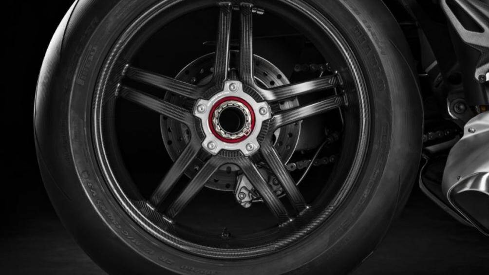 Sự khác biệt nữa là V4 S có cấu hình vành bánh bằng nhôm tổng hợp loại Marchesini, trọng lượng nhẹ hơn