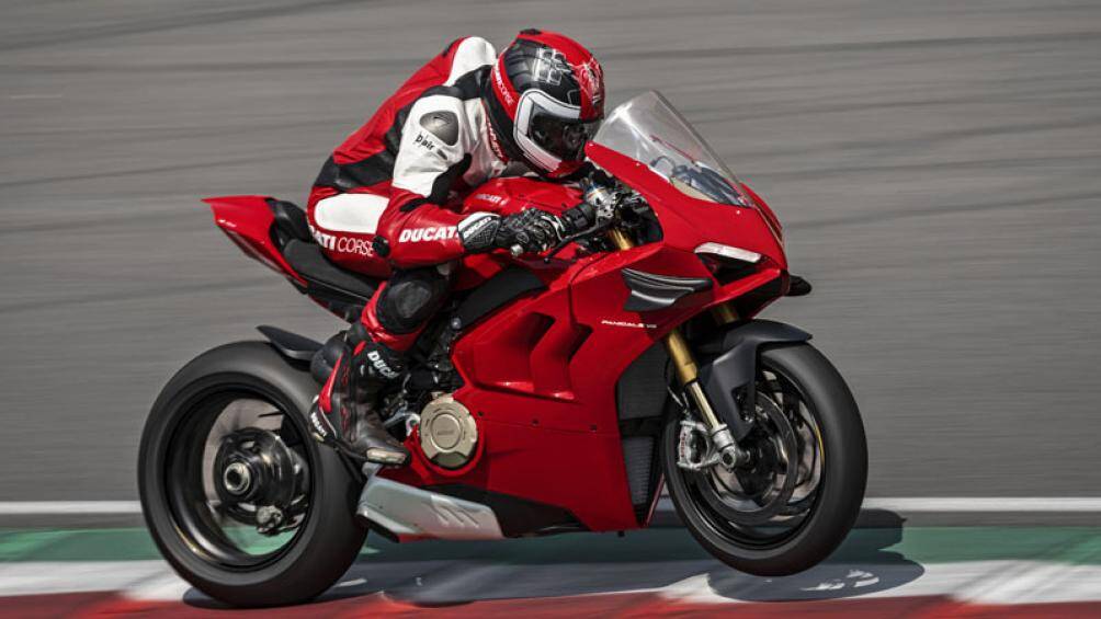 Thành phần được thêm vào là bộ vây bảo vệ xích, đây là trang bị quan trọng giúp tránh được việc đụng chân vào xích và va quệt trên đường