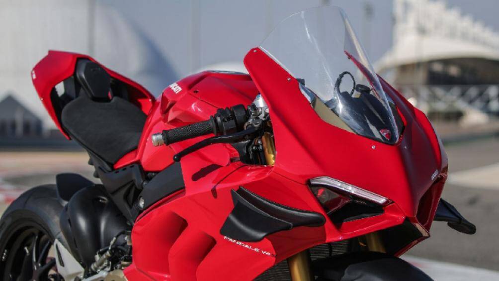 Vị trí ngồi lái thoải mái với tay cầm có tính năng sưởi, ổ khóa mới hiện đại và đẹp hơn