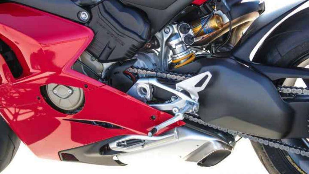 V4S có bộ phuộc hoàn toàn tùy chỉnh bằng điện tử hiệu Ohlins cả 2 phía, trong khi V4 có bộ phuộc trước Showa và giảm xóc đơn Sachs ở phía sau