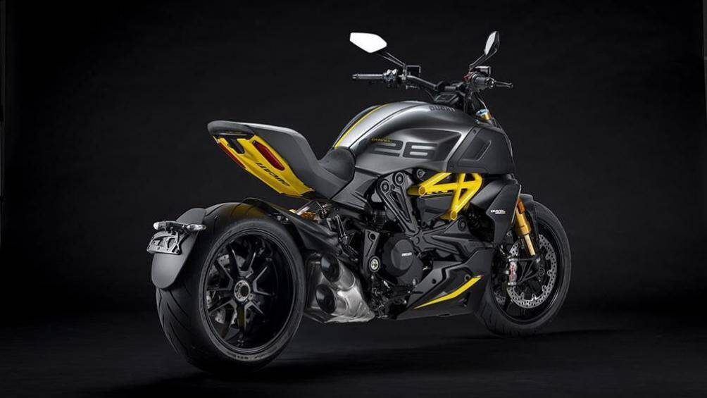 Diavel 1260 S Black and Steel mới có phần đuôi xe dài, được thiết thanh mảnh cùng bộ bánh sau giúp chiếc xe trông hầm hố hơn