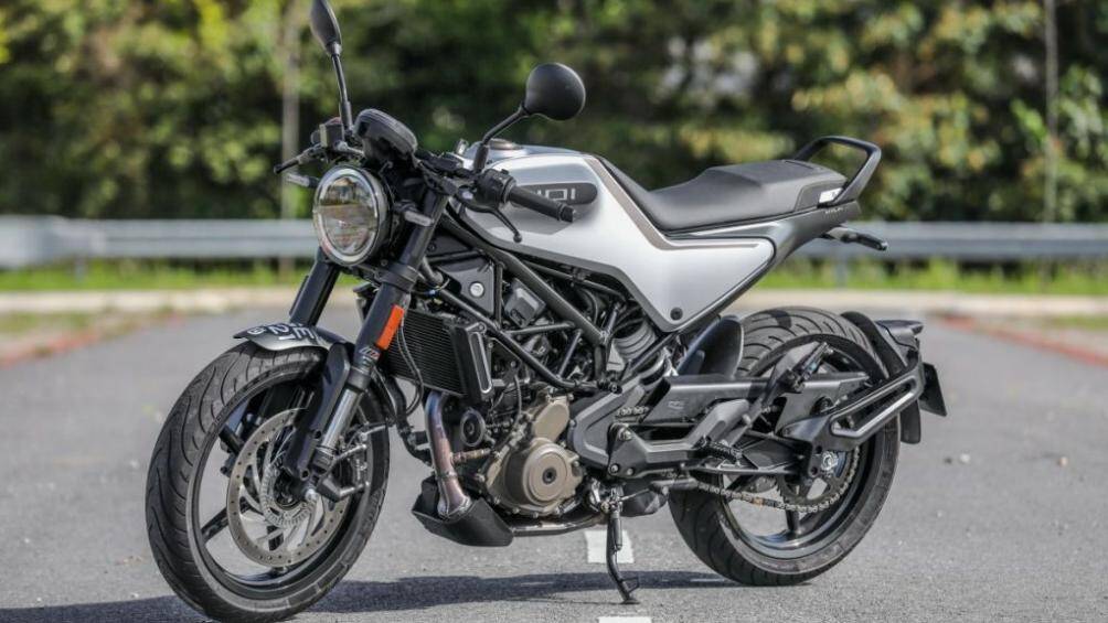 Husqvarna Vitpilen 401, mẫu café racer 400cc có thiết kế khá lạ mắt. Xe được trang bị động cơ xy-lanh đơn dung tích 373 cc, công suất 44 mã lực