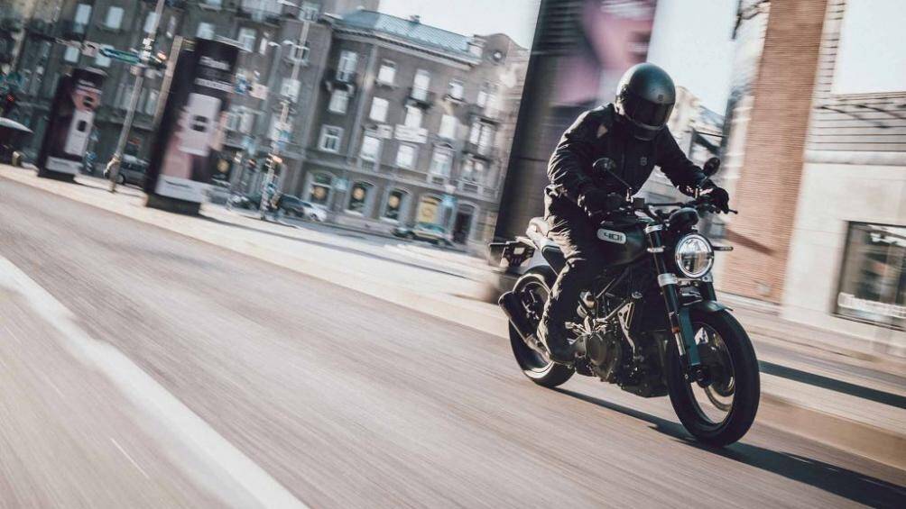 Vitpilen 401 sử dụng khung lưới mắt cáo giúp trọng lượng xe nhẹ hơn, cùng với đó là bộ phanh ByBre với ABS 2 kênh của Bosch và mâm xe 17 inch