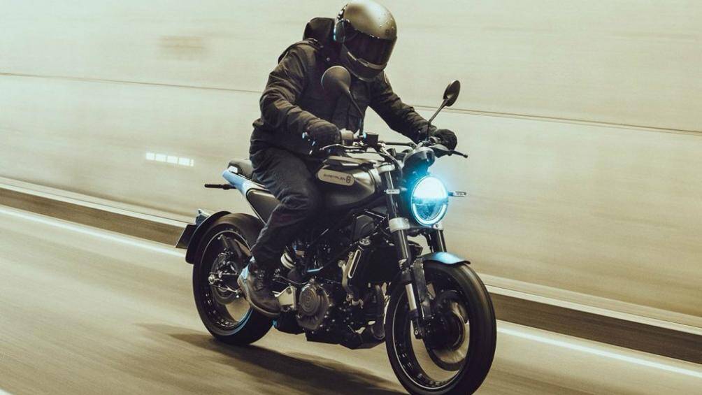 Svartpilen 401 có thiết kế tương tự như Vitpilen 401 nhưng tập trung vào trải nghiệm lái xe trong thành phố và hướng tới sự thoải mái hơn