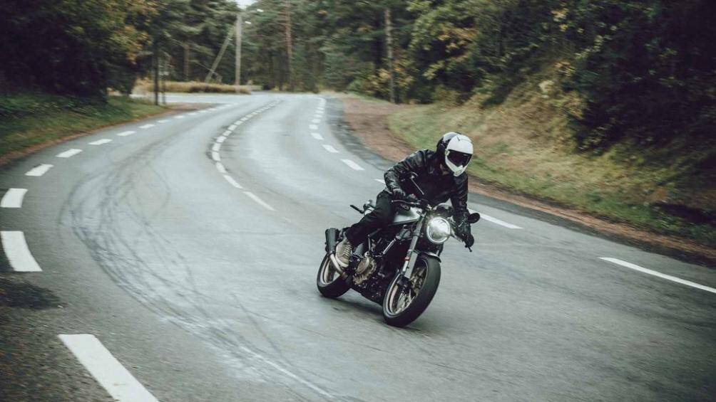 Svartpilen 401 được trang bị bộ ly hợp chống trượt PASC và tay lái đặt cao, tư thế ngồi lái thẳng, hứa hẹn cải thiện khả năng Off-road