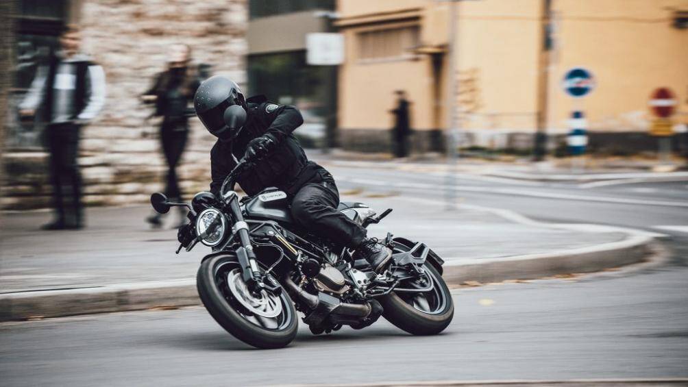 Svartpilen 200 được trang bị cụm động cơ dung tích 200cc, cũng có thiết kế không quá khác biệt với hai bản 401