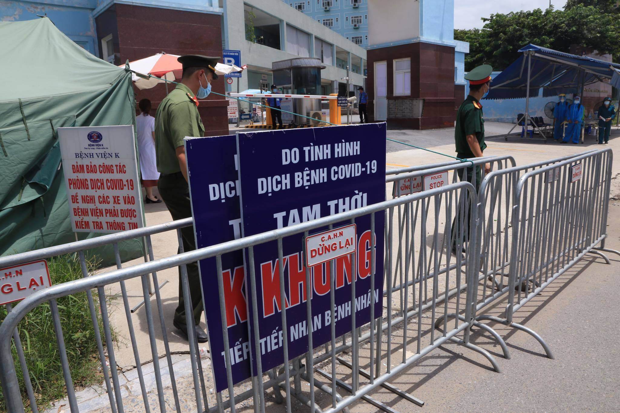 Trong tuần đầu tiên kết thúc cách ly y tế, Bệnh viện K Tân Triều chưa tiến hành phẫu thuật, trừ trường hợp cấp cứu. Với trường hợp cấp cứu, sẽ được mổ ở phòng mổ áp lực âm riêng biệt đã được thiết lập từ trước.