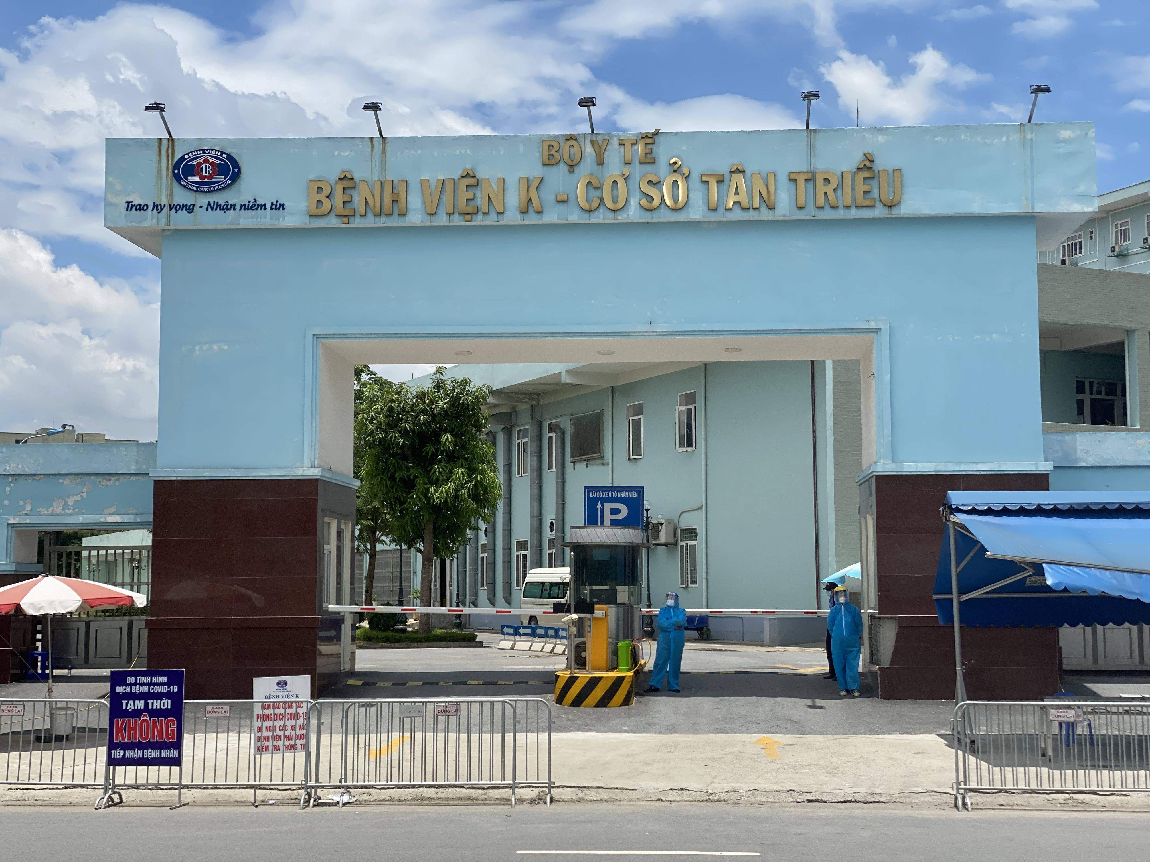 PGS.TS Lương Ngọc Khuê, Cục trưởng Cục Quản lý Khám chữa bệnh, Bộ Y tế đánh giá cao những nỗ lực, quyết tâm của Bệnh viện K Tân Triều trong công tác phòng, chống dịch Covid-19.