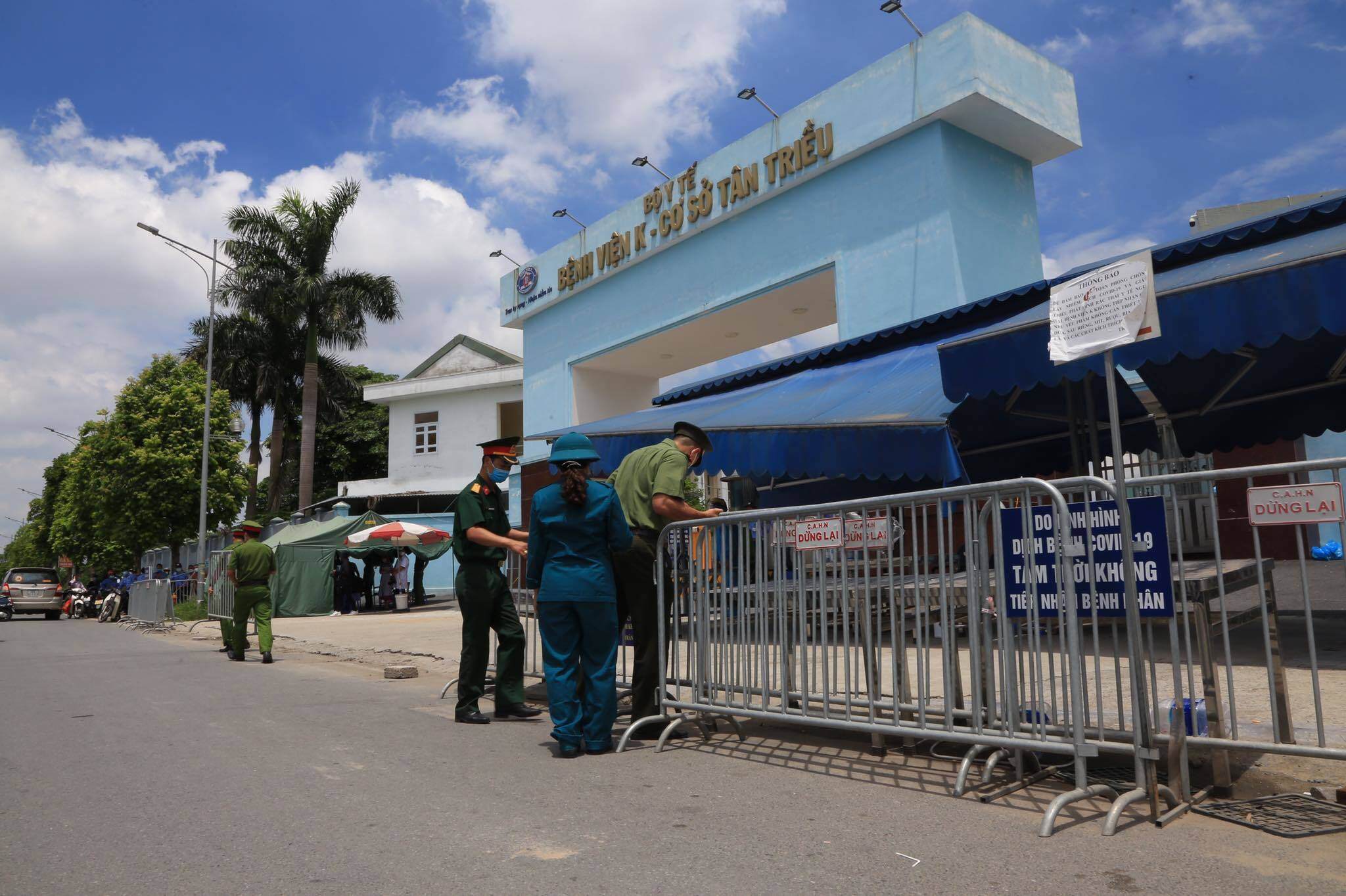 Sau khi hàng rào barie cố định trước cổng Bệnh viện được dỡ bỏ, cơ quan chức năng vẫn cắt cử các chiến sĩ cảnh sát, bảo vệ, nhân viên y tế túc trực trước khu vực này để kiểm soát nghiêm người và phương tiện ra vào.