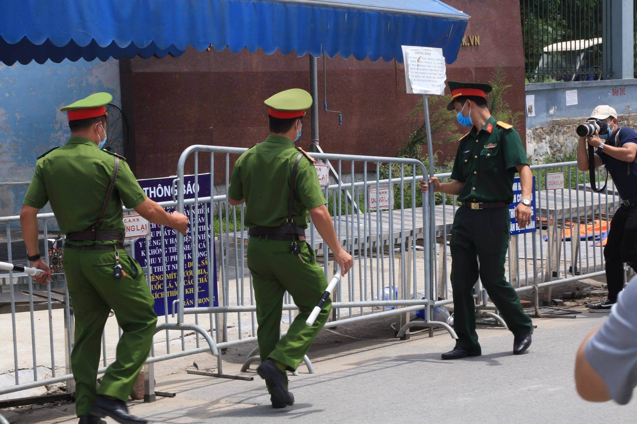 Sau khi dỡ phong tỏa, Bệnh viện K đã giải phóng hoàn toàn bệnh nhân và người nhà bệnh nhân ra khỏi các toà nhà khám chữa bệnh.