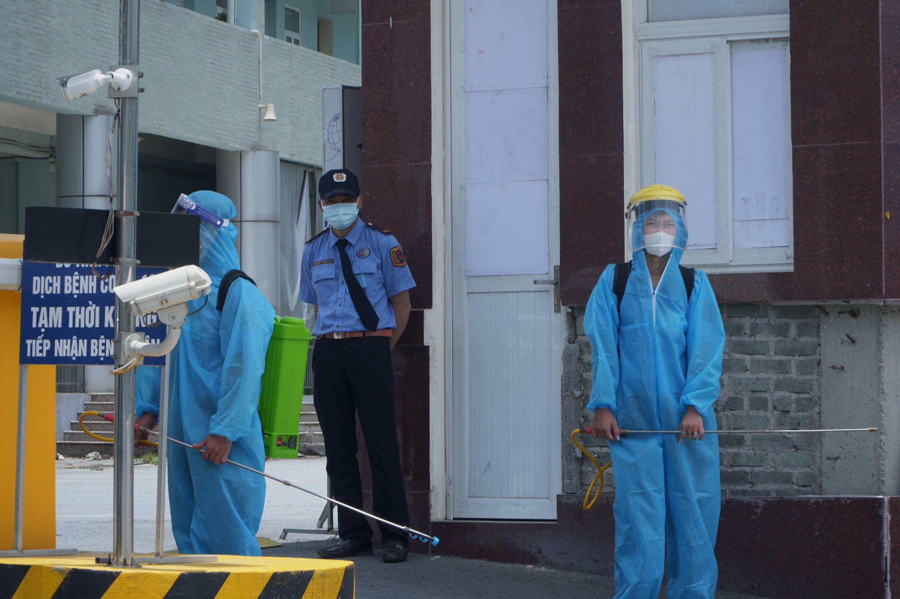 Hiện tại, dù đã gỡ phong tỏa nhưng các xe ra vào Bệnh viện K Tân Triều vẫn phải phun khử khuẩn
