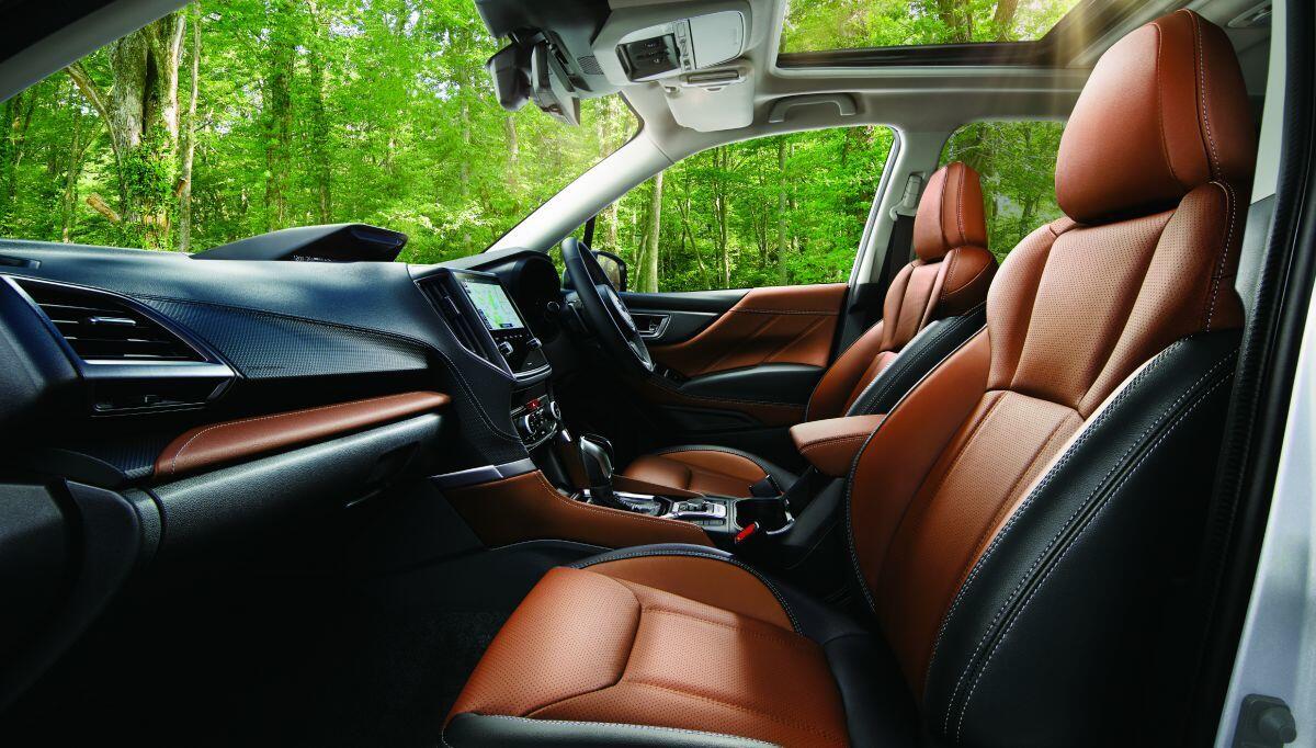 Khoang nội thất có nhiều điểm tương đồng với thế hệ trước, trong đó có các chi tiết trang trí carbon.