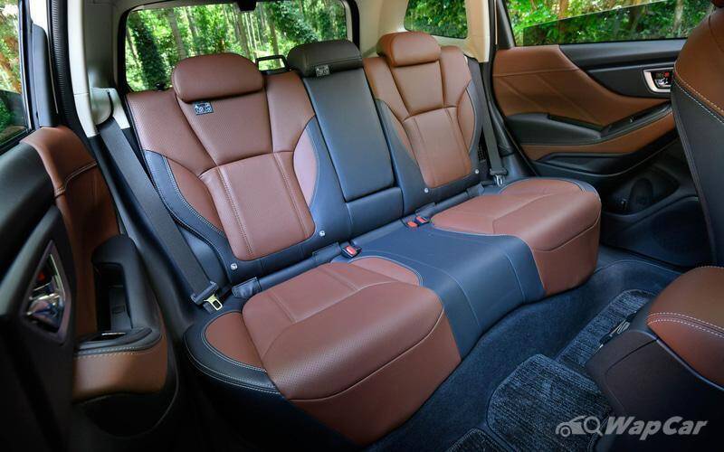 Xe có sẵn tuỳ chọn ghế vải hoặc ghế da tổng hợp, có chức năng sưởi.