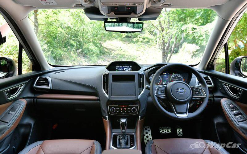 Ghế trước có thể chỉnh điện 8 hướng và chân ga thể thao.