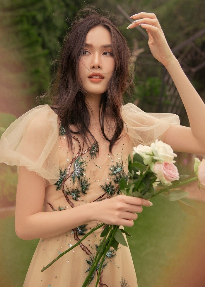 Cô mong muốn mang đến những hình ảnh đa dạng, vừa thanh lịch, trưởng thành nhưng cũng không kém dịu dàng, nữ tính.