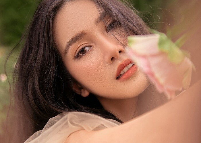 Lên ngôi á hậu được nửa năm, Phương Anh cũng chuyên nghiệp hơn trong việc tạo dáng và thần thái