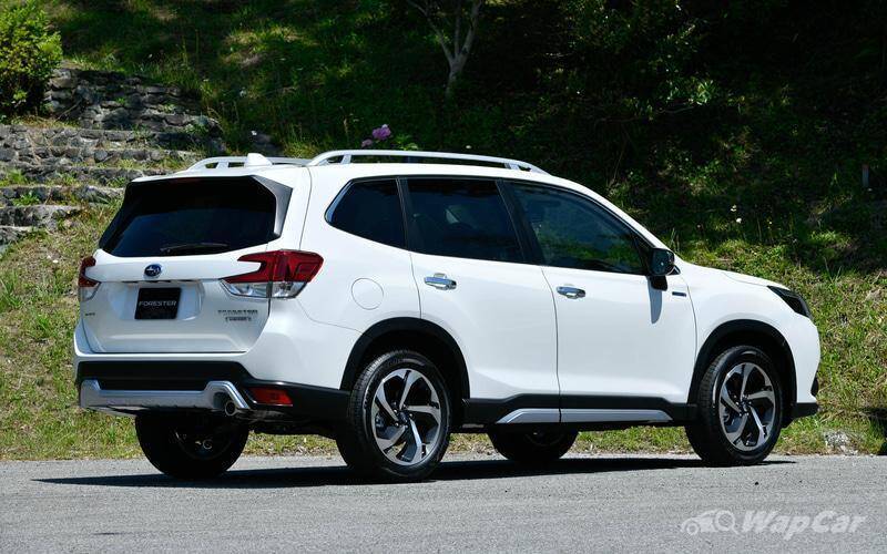 Phần đuôi xe cũng sắc đèn hơn đi kèm đèn hậu góc cạnh và trang trí cản dưới khác biệt.