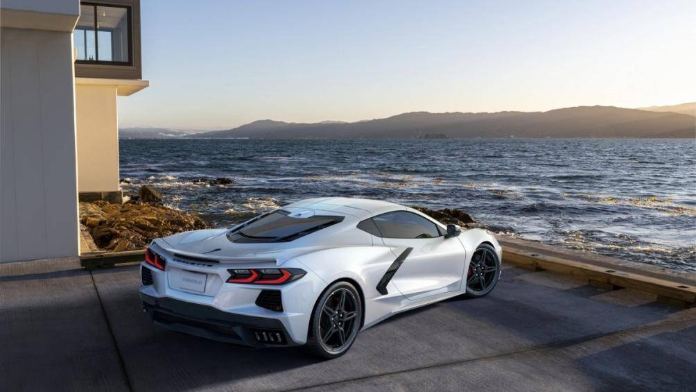 Mỗi chiếc xe thuộc phiên bản giới hạn IMSA GTLM Championship Edition được trang trí trên phiên bản 3LT với Gói Hiệu năng cao Z51