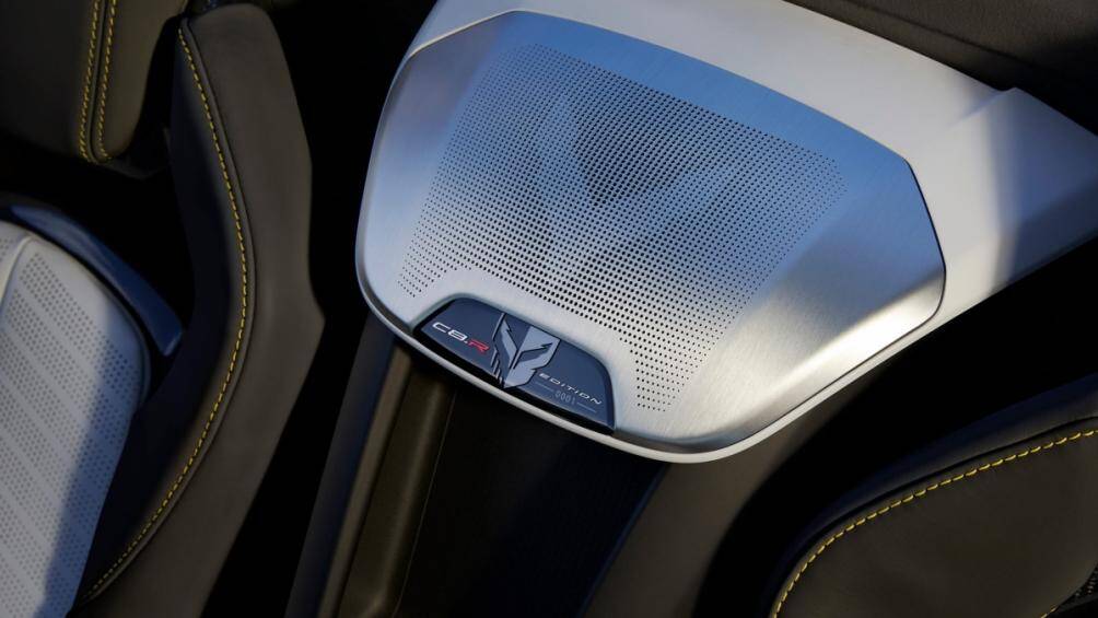 Xe sẽ được trang bị tiêu chuẩn với bộ ghế thể thao GT2 cùng với dây đai an toàn màu vàng và logo biểu thị phiên bản C8.R Special Edition