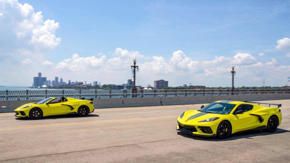 Phiên bản giới hạn này còn sở hữu một số trang bị như cánh lướt gió lớn phía sau bằng carbon, cùm phanh màu vàng thể thao, bộ mâm 5 chấu màu đen ấn tượng