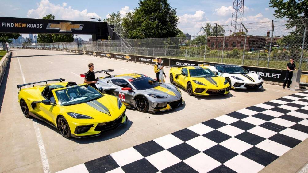 Giá bán của Corvette C8 2022 sẽ khởi điểm từ 62.915 USD (khoảng 1,45 tỷ đồng) cho bản Cope và 69.695 USD (khoảng 1,6 tỷ đồng) cho bản Convertible