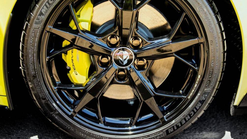 Tâm bánh xe được trang bị logo Corvette Racing "Jake", hệ thống gương chiếu hậu được trang bị ốp carbon, các phần líp ốp cũng được sơn đen hầm hố