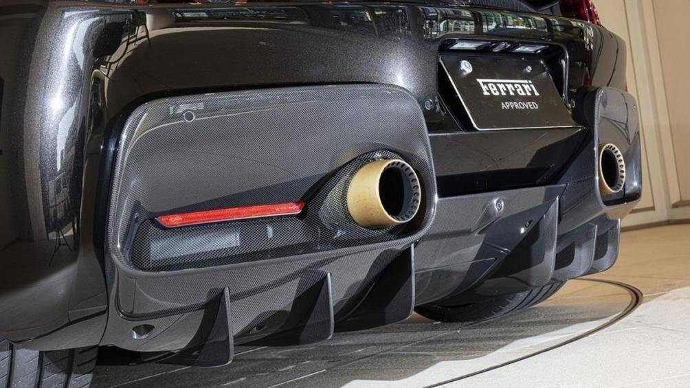 Ferrari dành riêng cho J50 phần thân xe hoàn toàn mới, phỏng theo kiểu dáng của các dòng xe barchetta chuyên chạy track của người Ý hồi những năm 1940