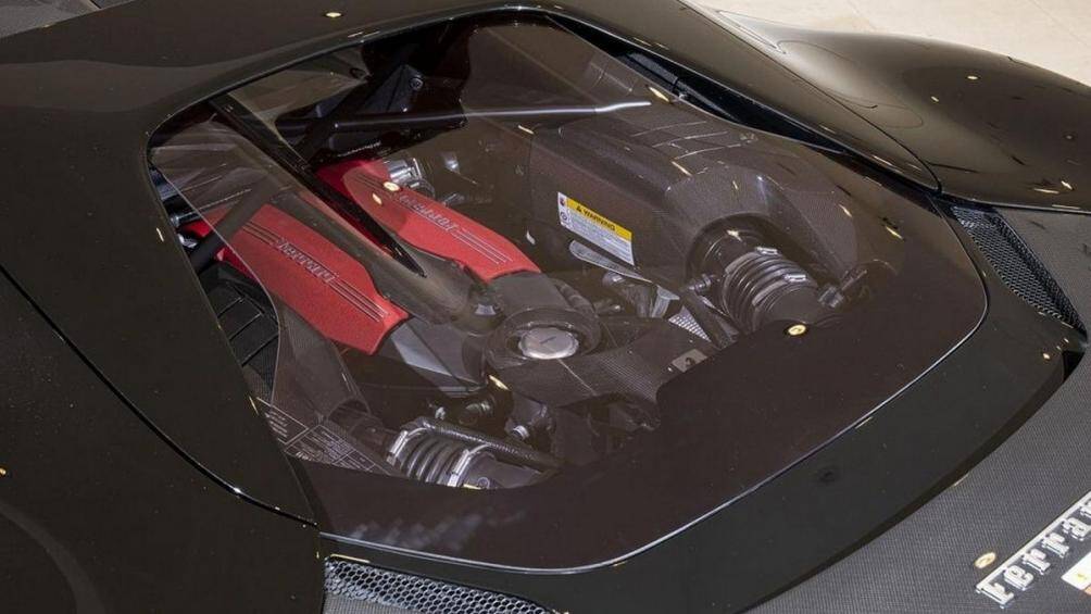 Trong khi đó, nắp khoang động cơ bằng polycarbonate và để lộ một phần khoang máy