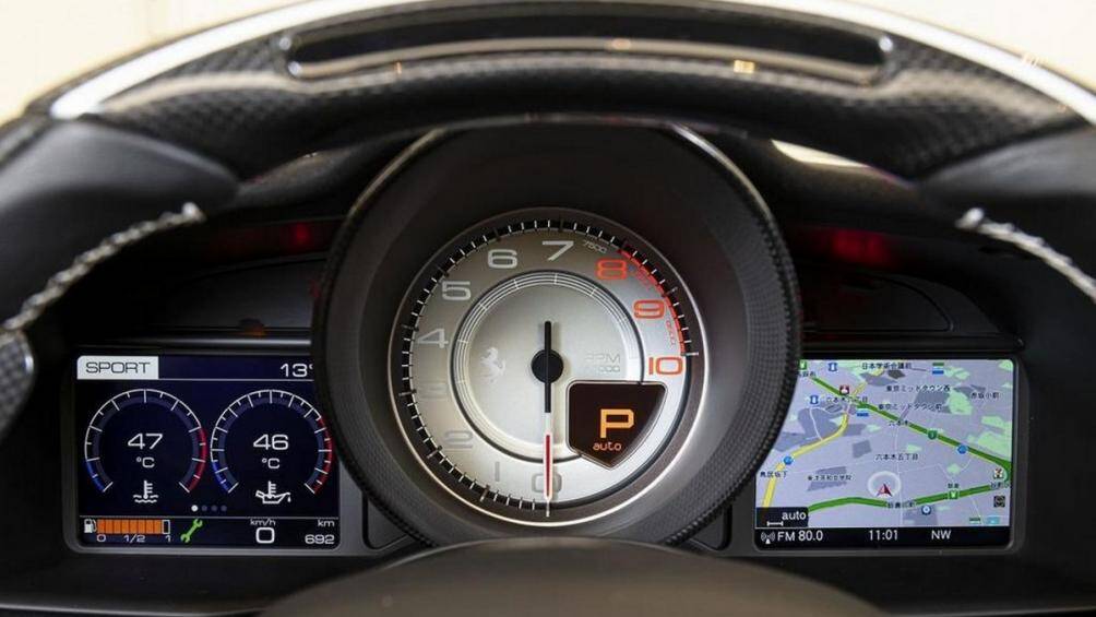 Ferrari J50 sử dụng khối động cơ V8, tăng áp kép, dung tích 3.9L. Các kỹ sư Ferrari đã nâng sức mạnh của J50 thêm 20 đơn vị nữa lên 690 mã lực