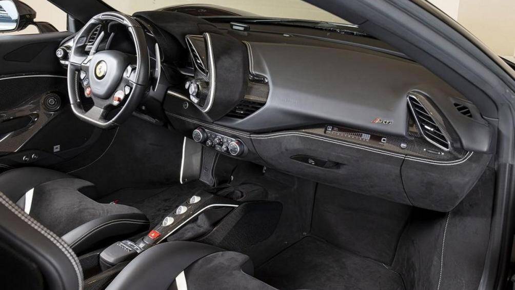 Vật liệu sợi carbon cũng được sử dụng rộng rãi để trang trí cửa xe, ghế ngồi cũng như bảng táp-lô