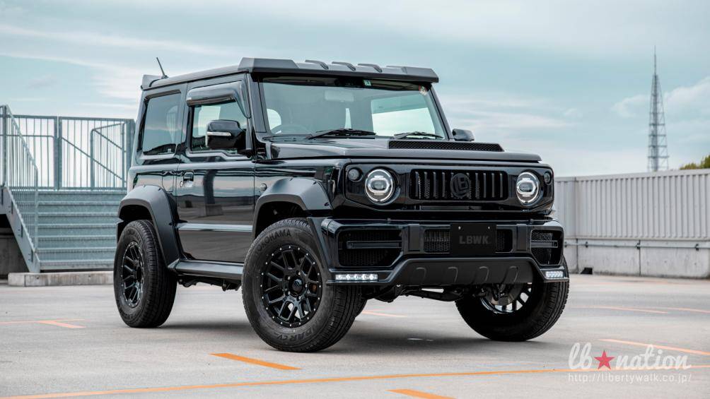 Suzuki Jimny được hãng độ Liberty Walk khoác lên mình bộ cánh trông như một chiếc Mercedes-AMG G63 2 cửa. Phiên bản độ này được xem gần giống nhất với G63 đắt đỏ ở phần ngoại thất