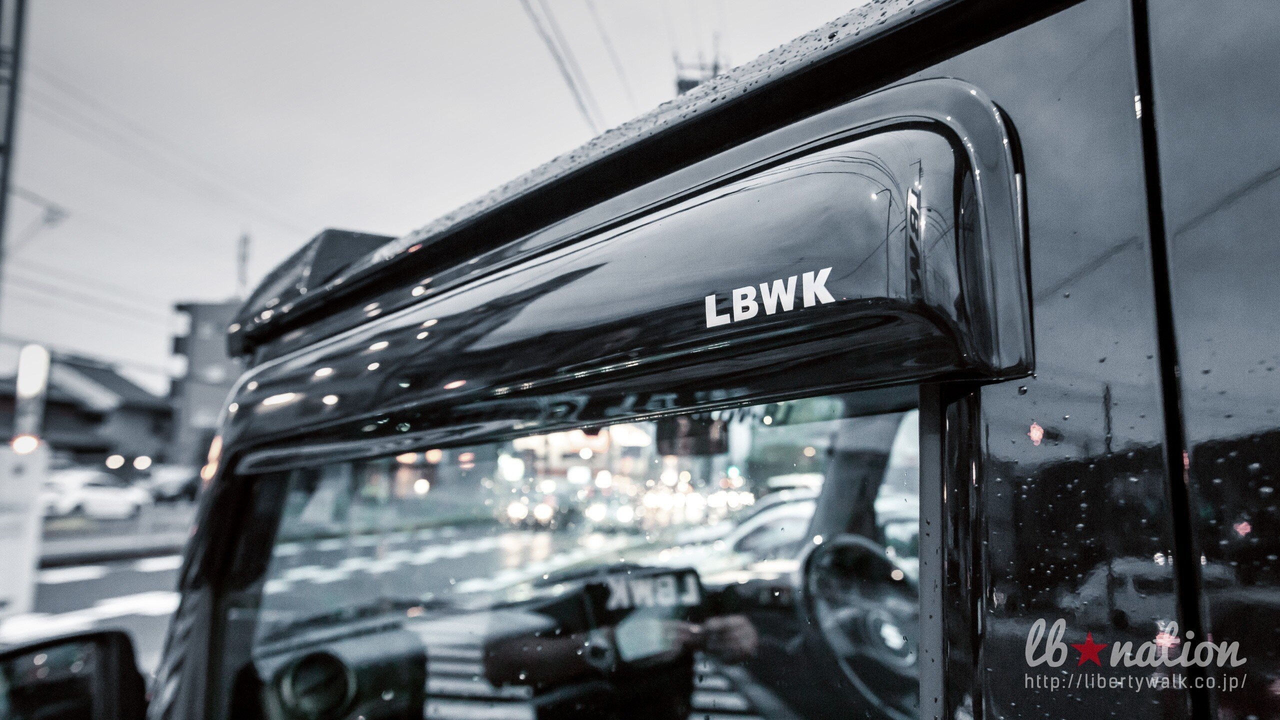 Vè mưa có biểu tượng hãng độ Liberty Walk