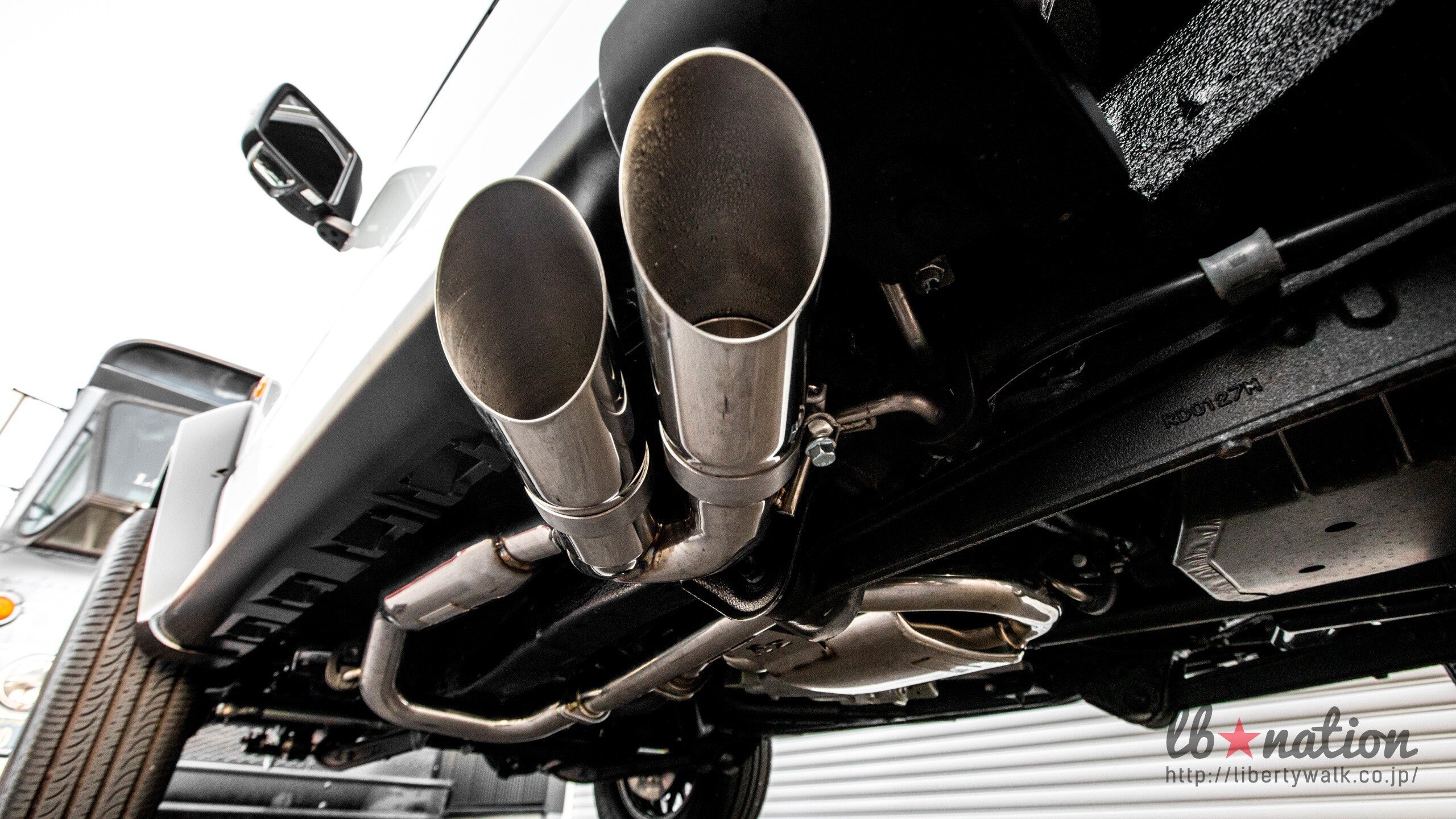 Thậm chí, ống xả cũng được chuyển sang bên hông xe, tương tự như mẫu SUV địa hình vuông vức đắt tiền của Mercedes-Benz