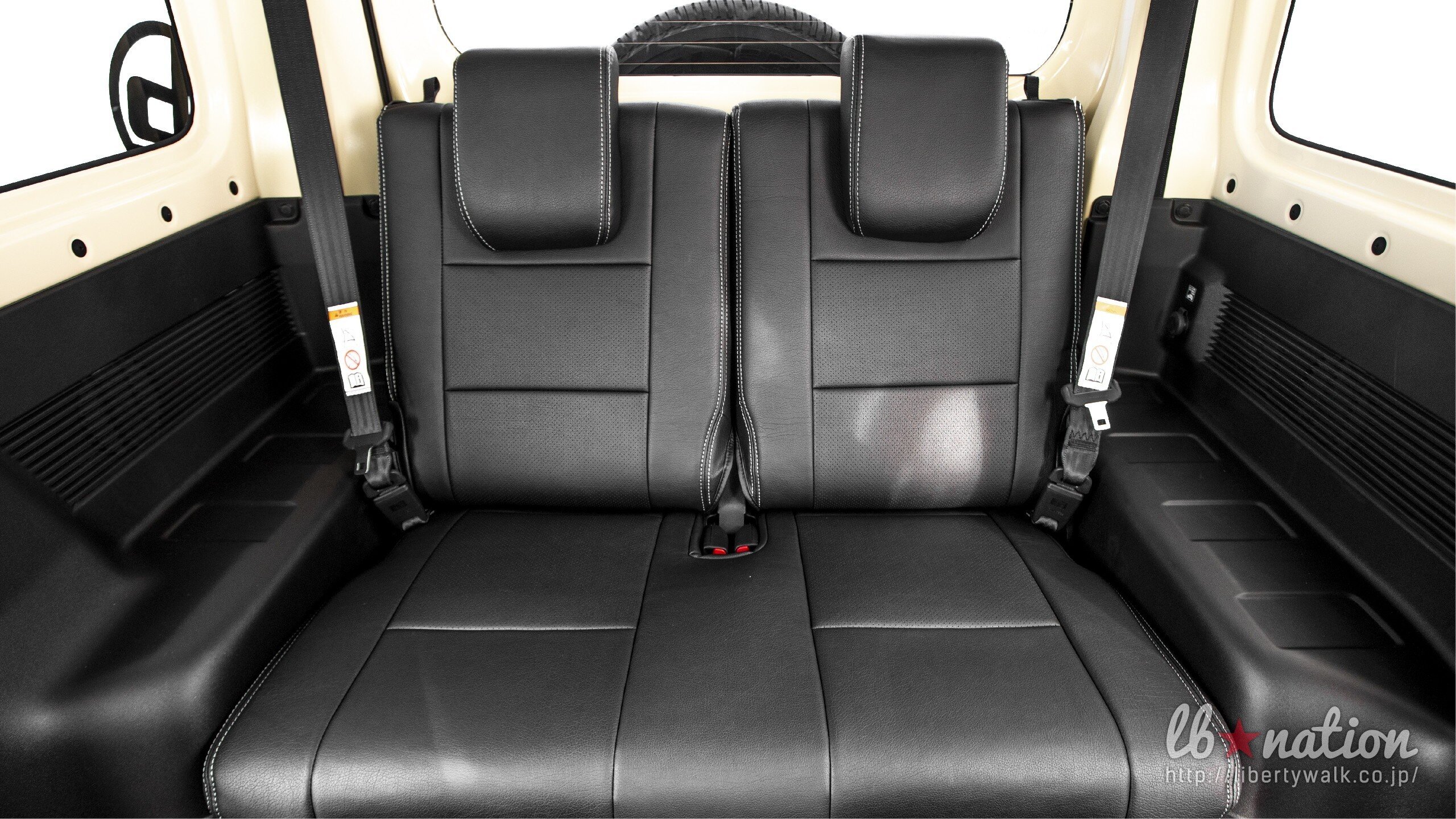 Dù chỉ có 2 cửa song Suzuki Jimny vẫn có hàng ghế thứ 2 sử dụng để chở thêm hành khách