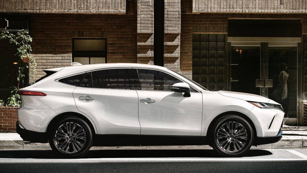 4. Toyota Harrier (doanh số: 6.313 chiếc)