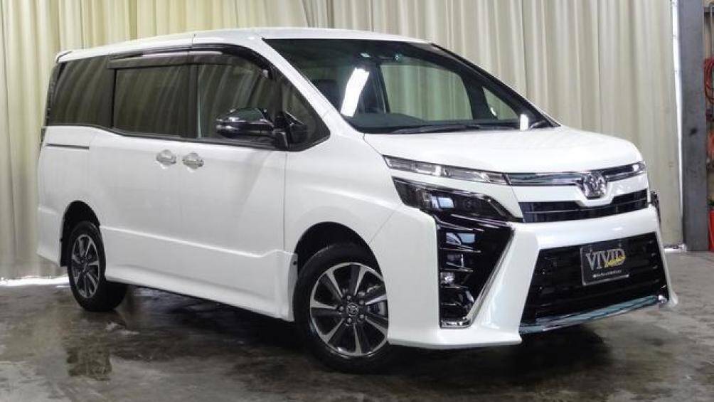 8. Toyota Voxy (doanh số: 5.066 chiếc)