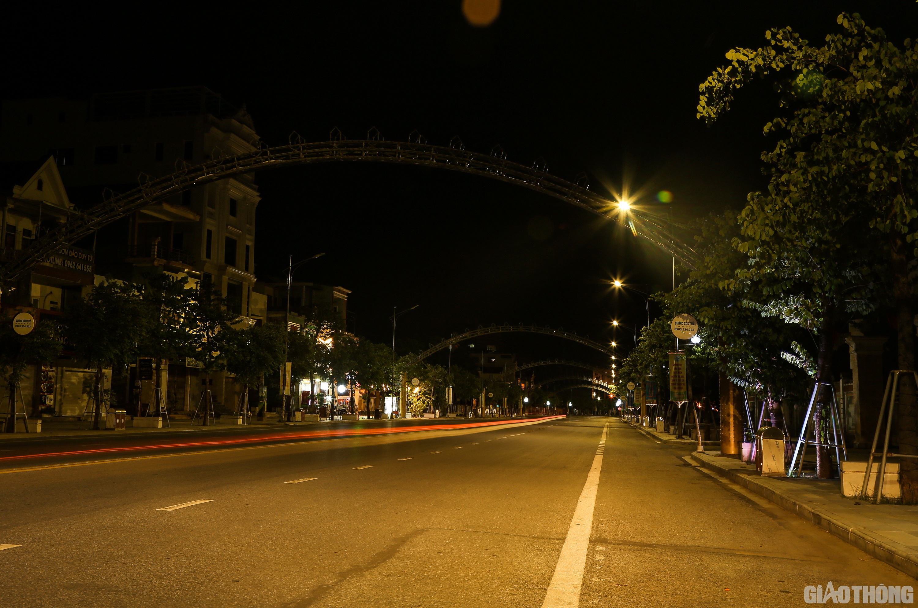 Ở khu vực trung tâm, con phố Hồ Tùng Mậu - nơi có Quảng trường Hồ Chí Minh và là nơi TP. Vinh đang xây dựng phố đi bộ vốn nhộn nhịp nay cũng không một bóng người.