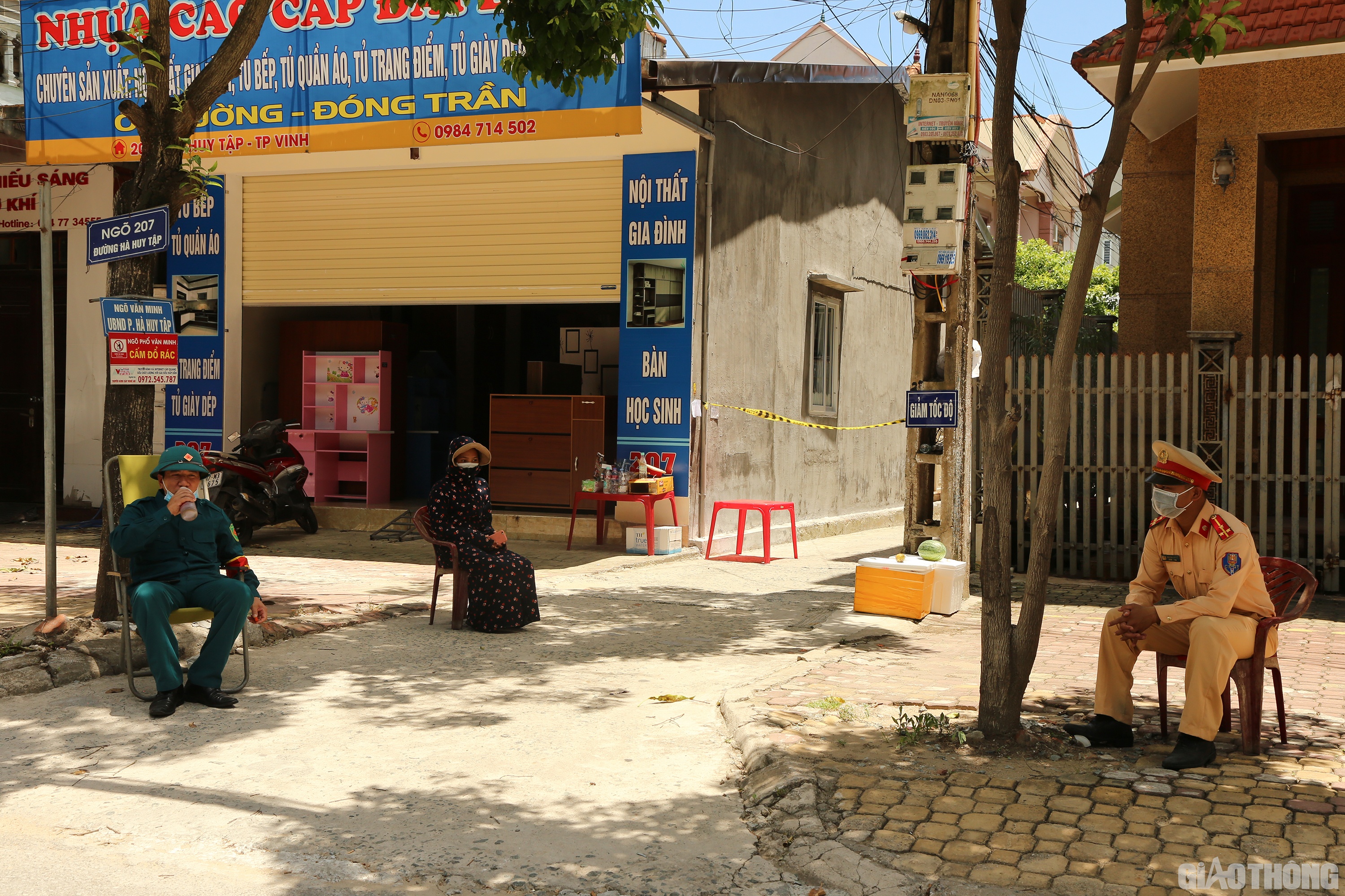 12h trưa ngày 17/6, thời tiết ở TP Vinh (Nghệ An) nắng như rang, cộng với gió Lào thổi như tạt lửa vào mặt. Thế nhưng, tại các chốt phong tỏa phòng chống Covid-19 ở phường Hà Huy Tập, các cán bộ, chiến sĩ vẫn túc trực làm nhiệm vụ. Ảnh: Sỹ Hòa