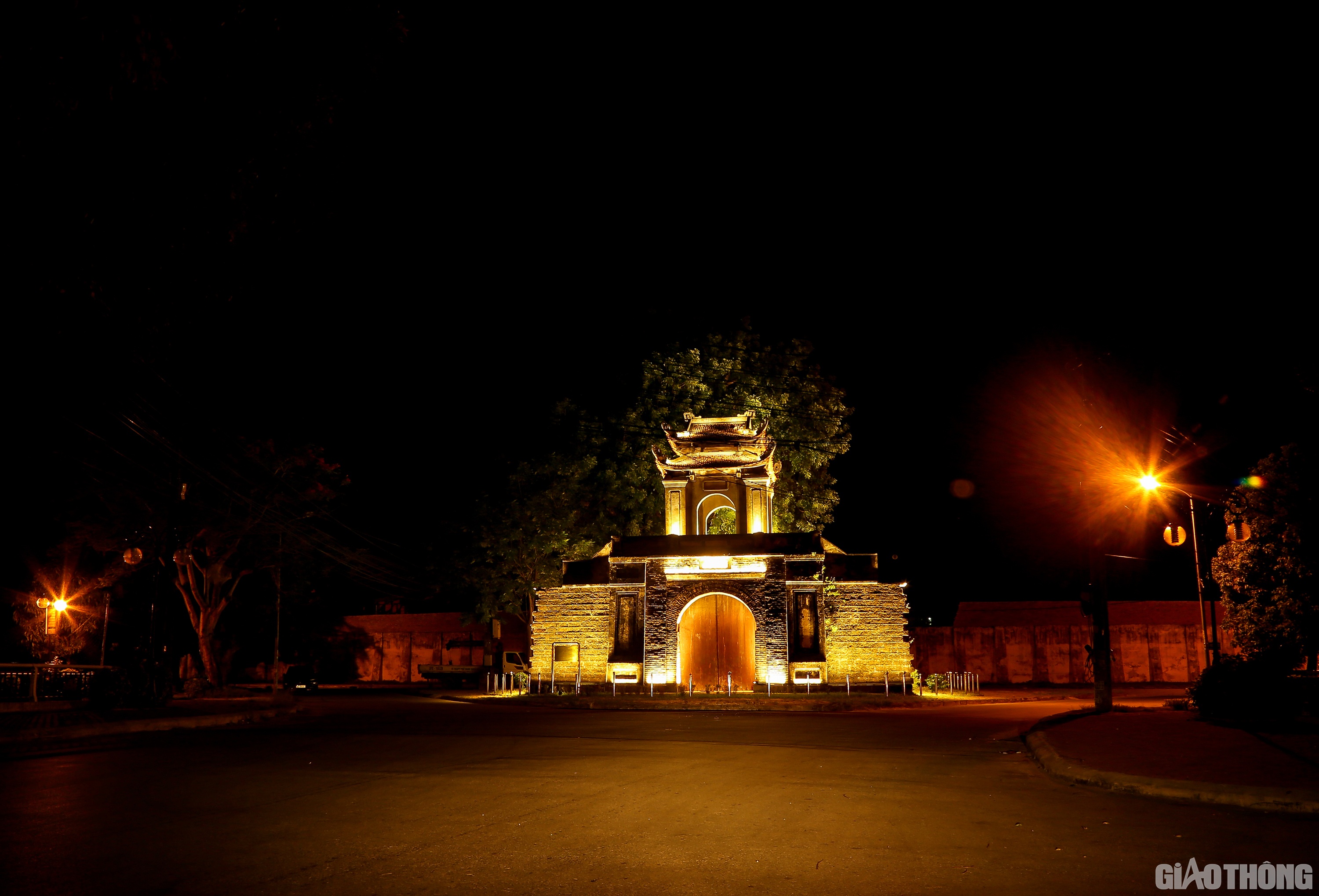 Khu vực Cổng Thành - nơi được mệnh danh là phố ăn đêm của TP. Vinh cũng yên ắng, không bóng người.