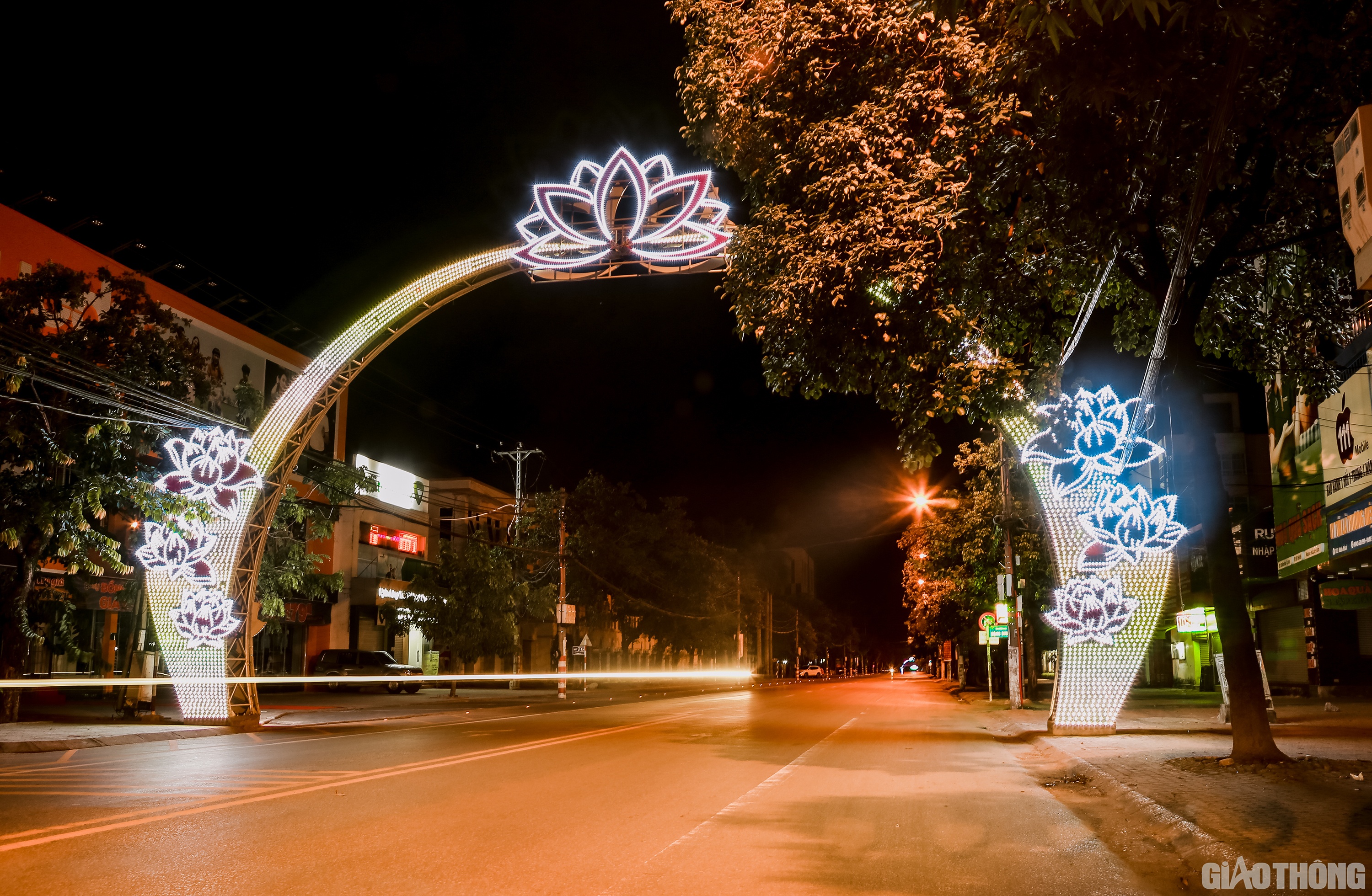 Tương tự, con phố trung tâm Nguyễn Thị Minh Khai cũng vắng lặng khác thường khiến người đi đường cảm thấy "ớn lạnh".