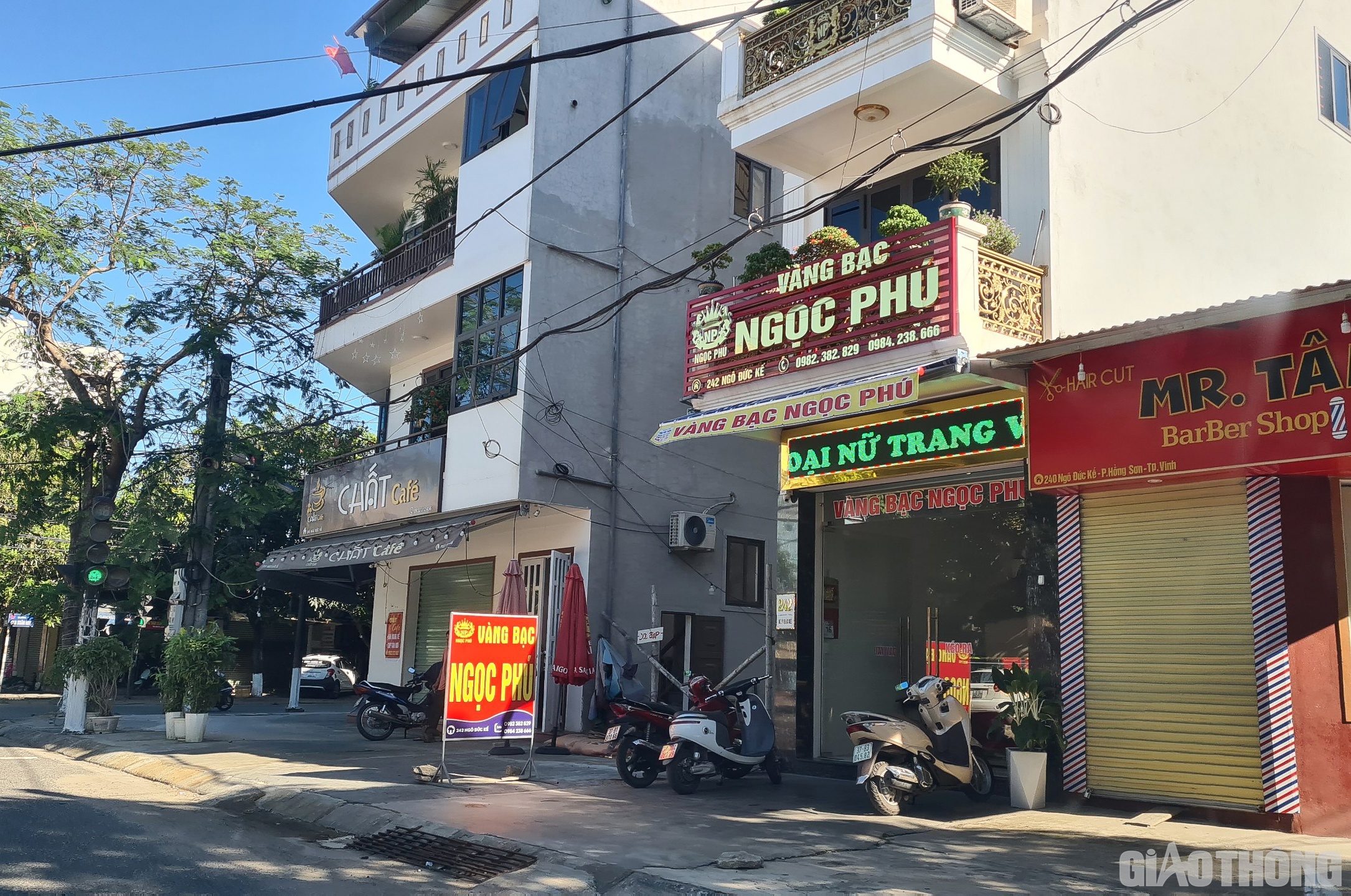 Tuy nhiên, vẫn còn những cửa hàng kinh doanh mặt hàng không thiết yếu mở cửa. (Ảnh Văn Thanh)