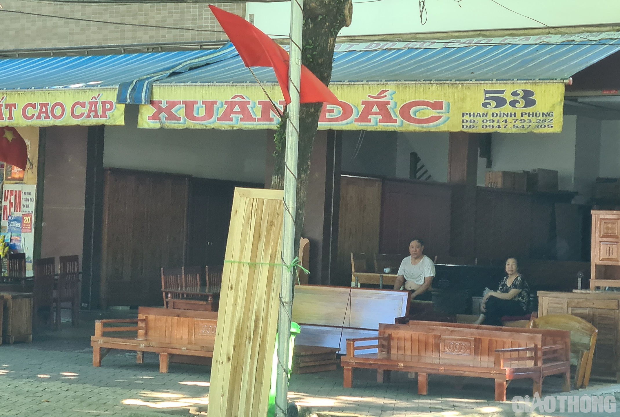Đặc biệt, vẫn còn một bộ phận người dân lơ là với các biện pháp phòng chống dịch, nhất là không đeo khẩu trang theo quy định. Ảnh chụp một cửa hàng bán bàn, ghế, giường... trên đường Phan Đình Phùng (Ảnh Văn Thanh)